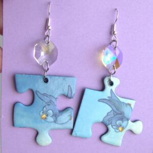 Isot palapelikorvakorut lasiprismalla