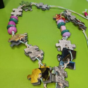 Avainnauha palapelin paloista ja helmistä