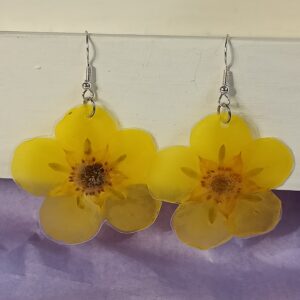 Aidosta kukasta tehdyt korvakorut - pensashanhikki