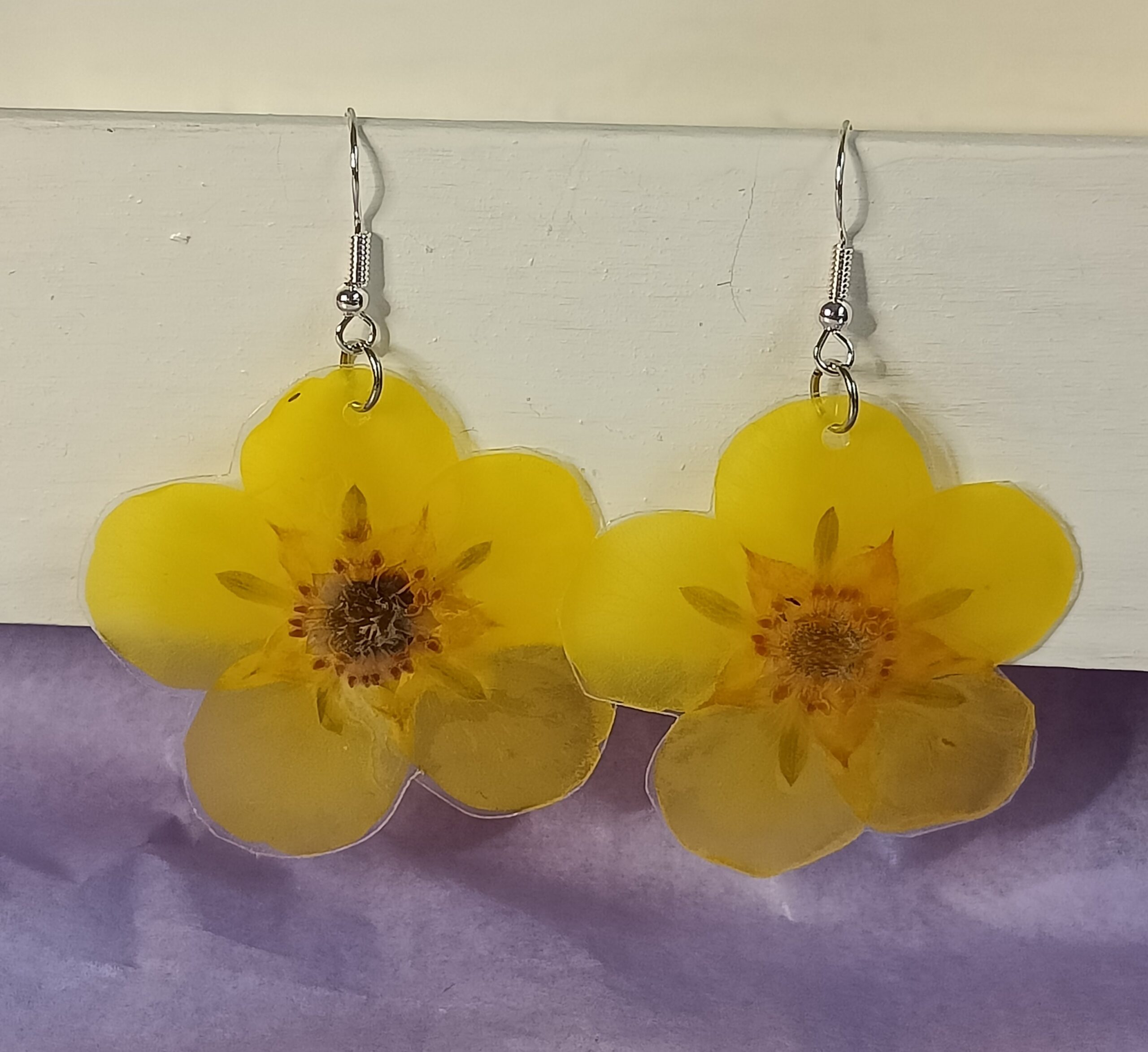 Aidosta kukasta tehdyt korvakorut - pensashanhikki