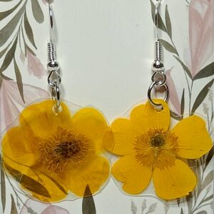 Aidoista kukista tehdyt korvakorut - niittyleinikki