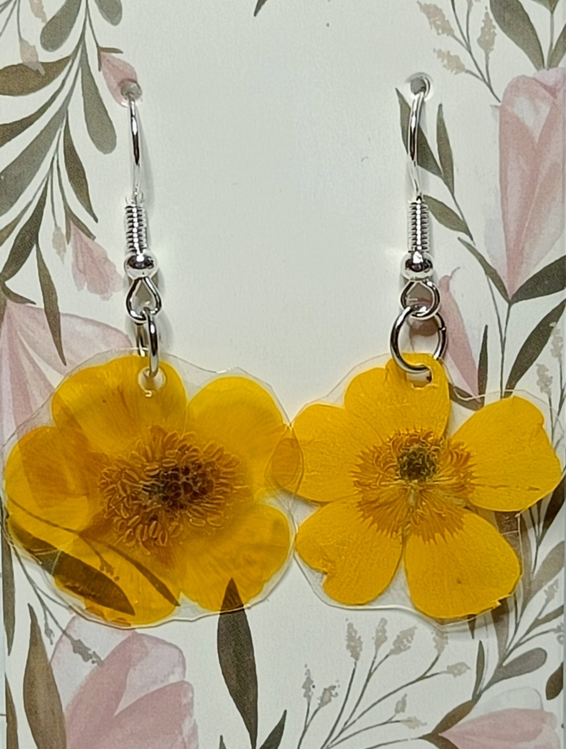 Aidoista kukista tehdyt korvakorut - niittyleinikki