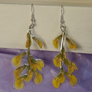 Aidoista kukista tehdyt korvakorut - niittynätkelmä