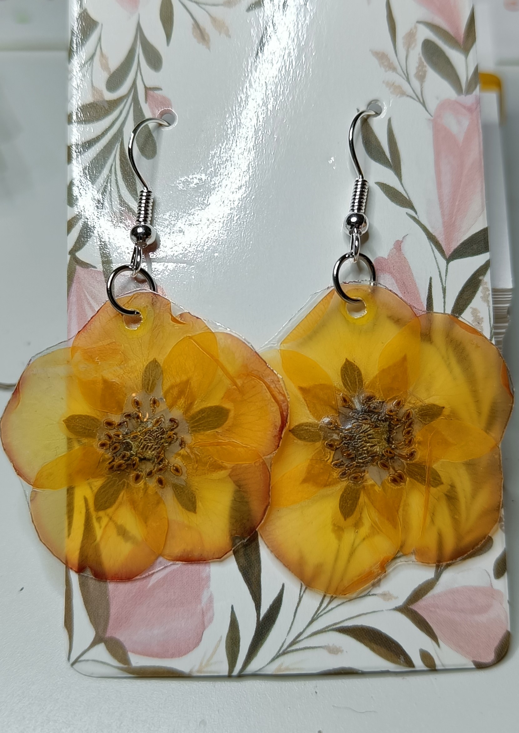 Aidosta kukasta tehdyt korvakorut - pensashanhikki - Image 2