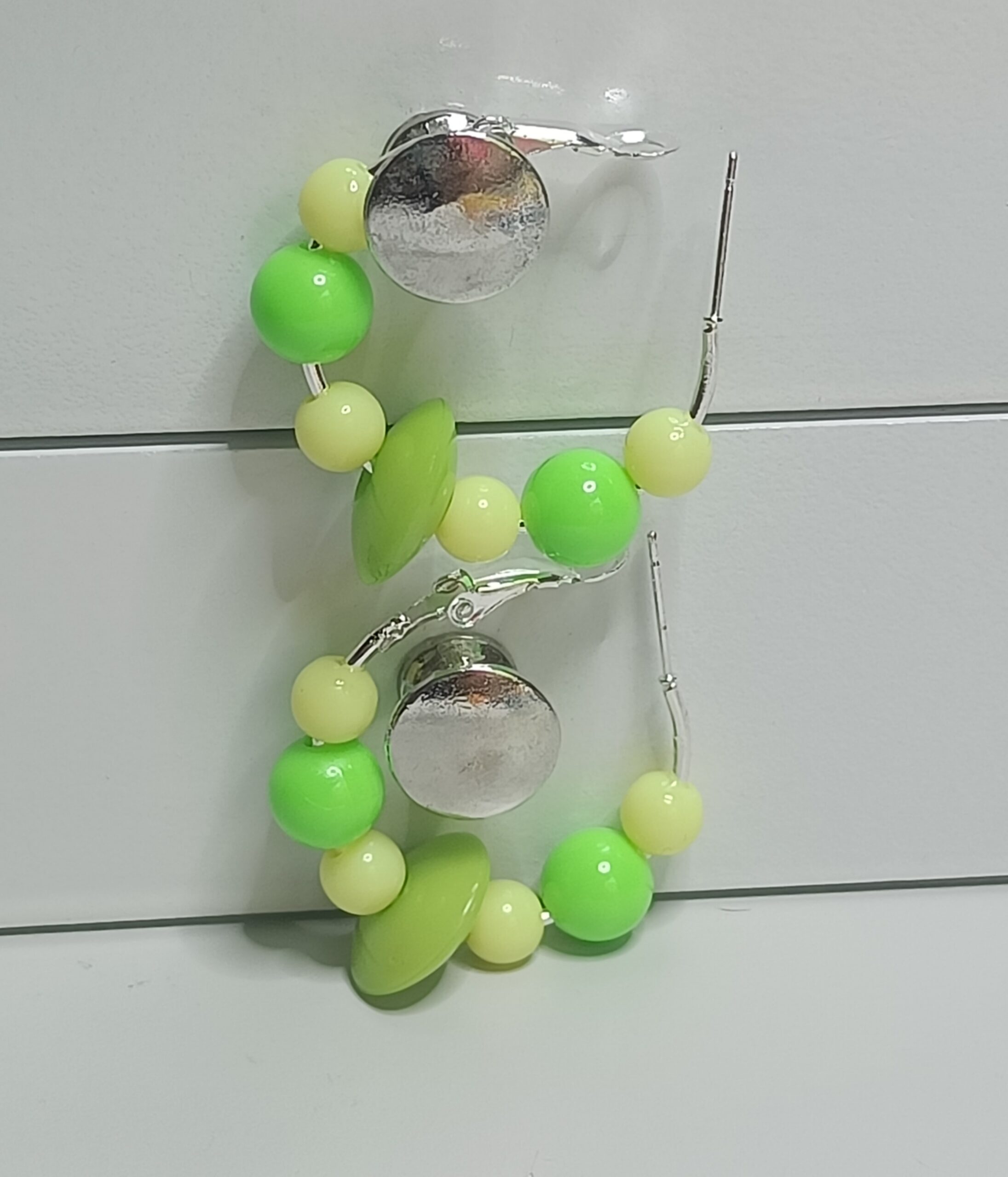 Rengaskorvikset helmillä