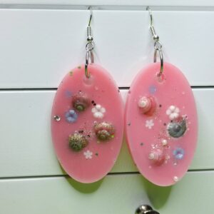 Vaaleanpunaiset hartsikorvakorut