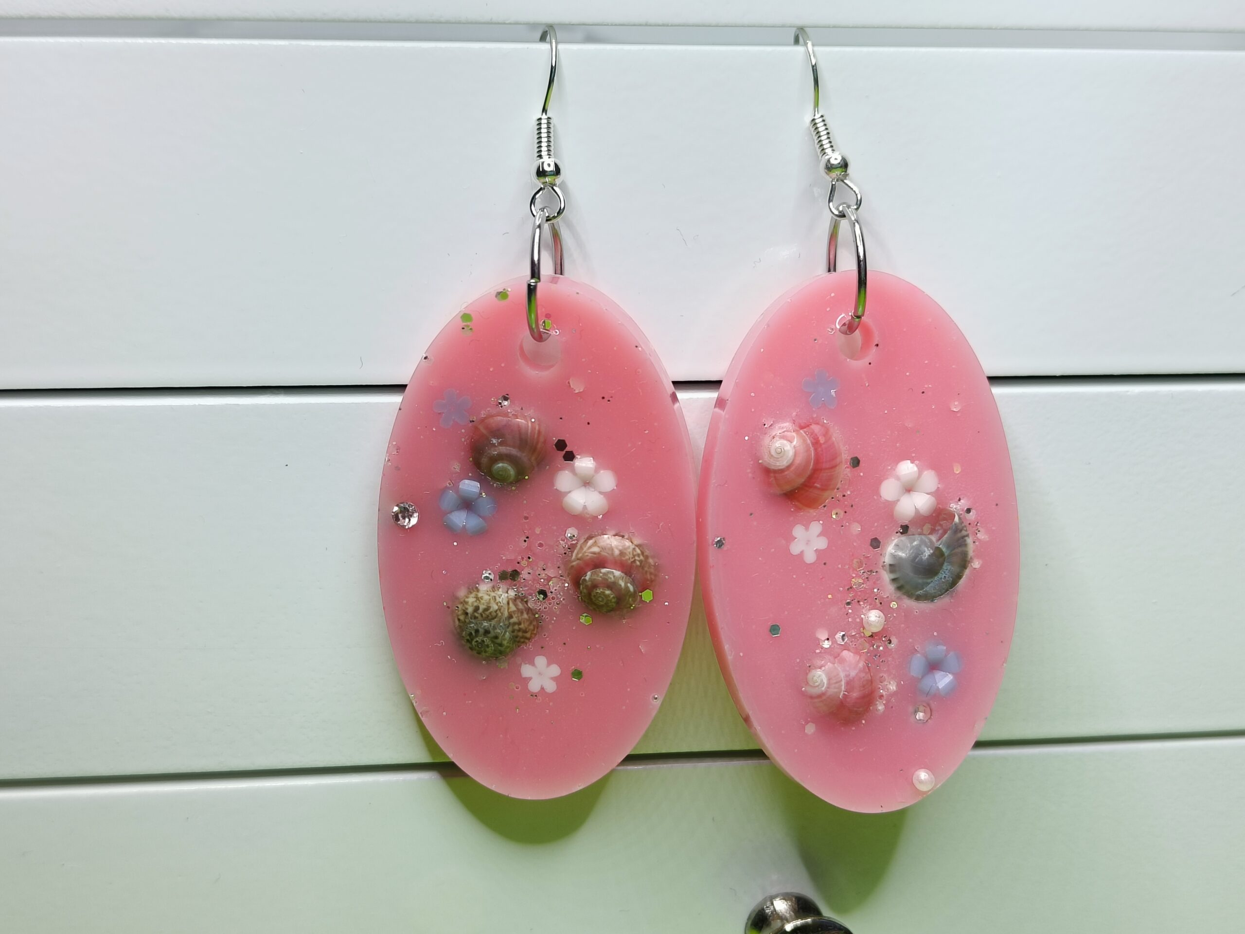 Vaaleanpunaiset hartsikorvakorut