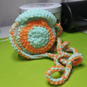 Pieni pehmoinen olkalaukku