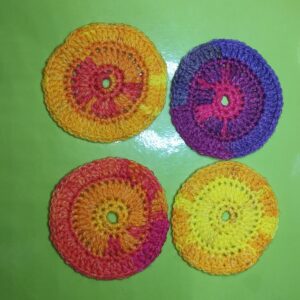 Värikkäät virkatut lasinaluset