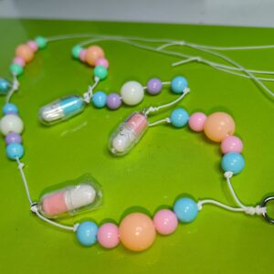 Avainnauha kapselikoristeilla