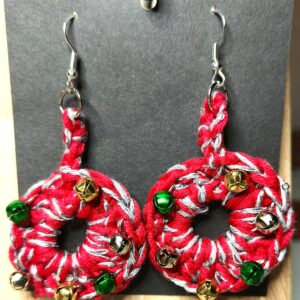 Virkatut joulupallot pienillä kulkusilla