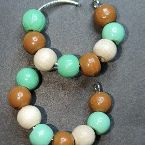 Rengaskorvakorut puisilla helmillä